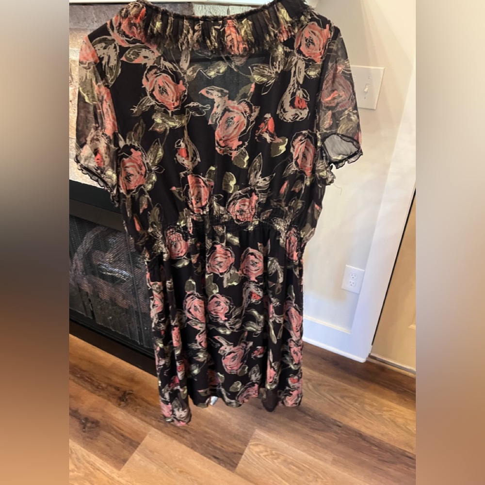 American Rag Floral V-Neck - Picture 6 of 7